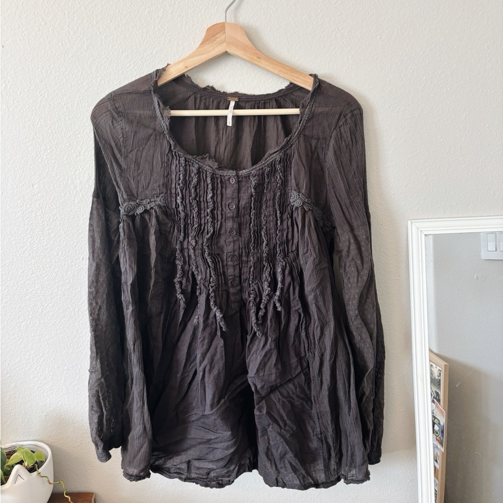 Free People | grey lace ruffled blouse